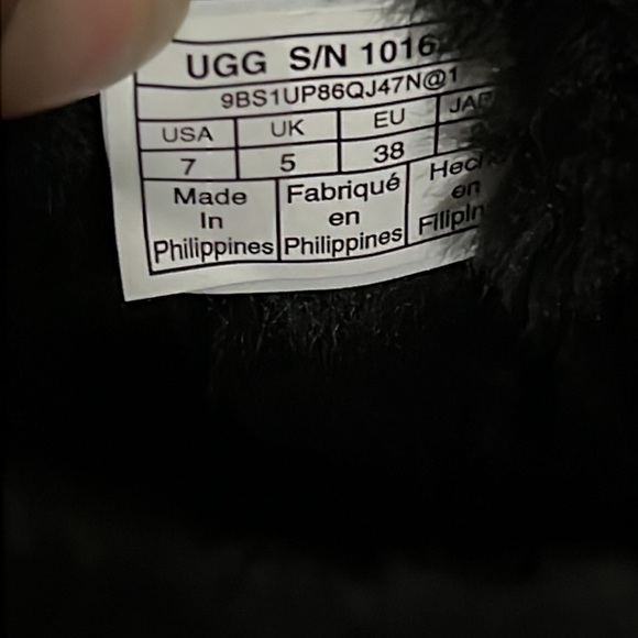 UGG Classic Short ll Boots - Picture 6 of 7